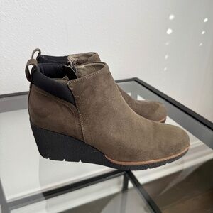 DR SCHOLL’S Women’s Berklie Faux Suede Olive Wedge  Zipper Ankle Booties Size 9